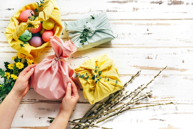 Emballage d'un cadeau dans un emballage en tissu réutilisable respectueux de l'environnement