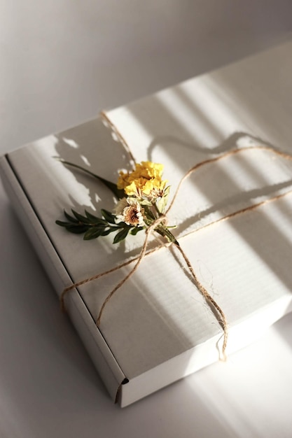 Emballage cadeau avec enveloppe aux couleurs blanc et beige