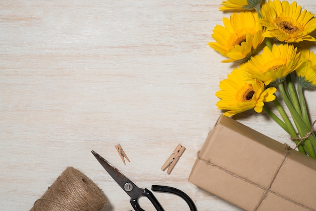 Emballage cadeau de fleurs sur fond en bois. Vue de dessus avec espace de copie