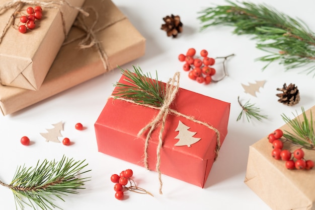 Emballage cadeau de Noël. Branches d'épicéa et bouquets de sorbier