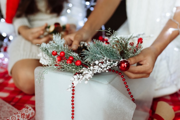 Emballage cadeau de Noël gros plan bricolage