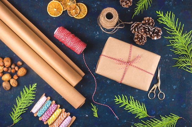Emballage cadeau de Noël minimal dans un style écologique et zéro déchet.