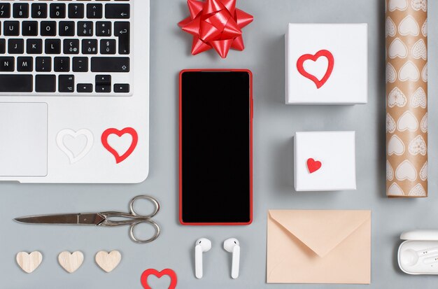 Emballage cadeau Saint Valentin sur la table grise avec des gadgets