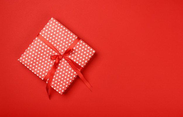 Emballage des cadeaux avec du papier rouge et blanc