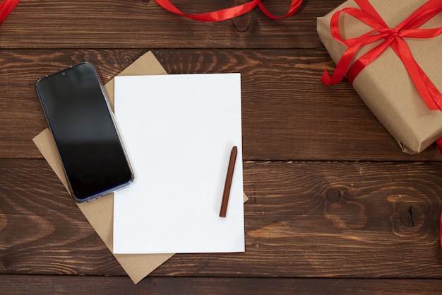 Emballage de cadeaux en matériaux naturels pour flatlay de Noël