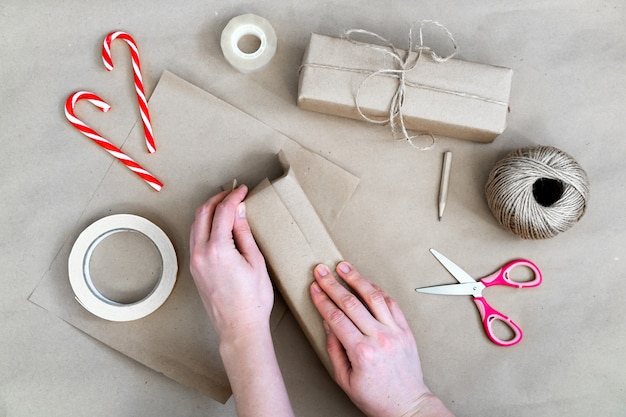 Photo emballage de cadeaux de noël en papier kraft, fait main