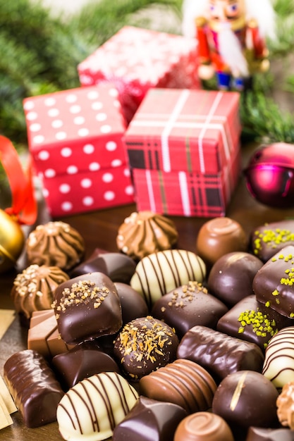 Photo emballage de chocolats assortis dans de petites boîtes pour les cadeaux de noël.