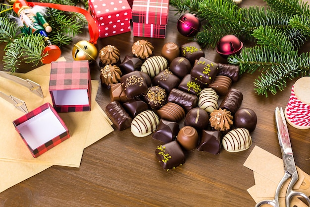 Emballage de chocolats assortis dans de petites boîtes pour les cadeaux de Noël.