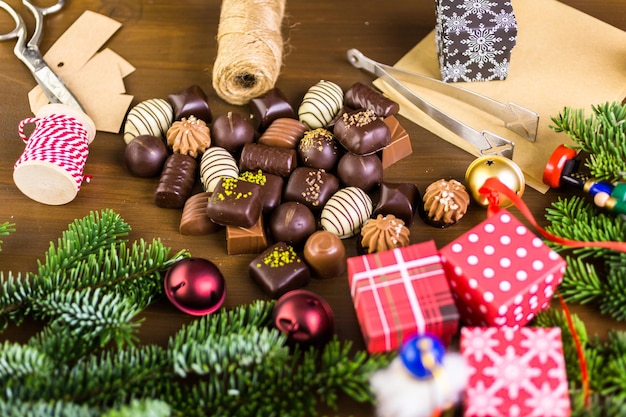 Emballage de chocolats assortis dans de petites boîtes pour les cadeaux de Noël.