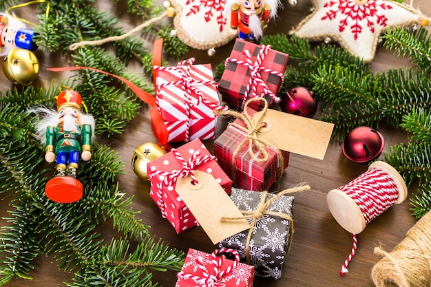 Emballage de chocolats assortis dans de petites boîtes pour les cadeaux de Noël.