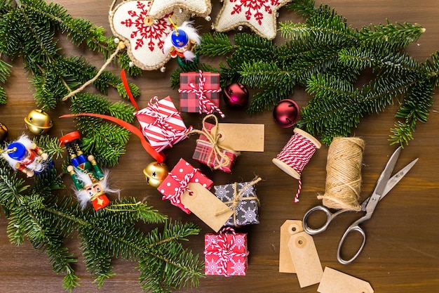 Emballage de chocolats assortis dans de petites boîtes pour les cadeaux de Noël.