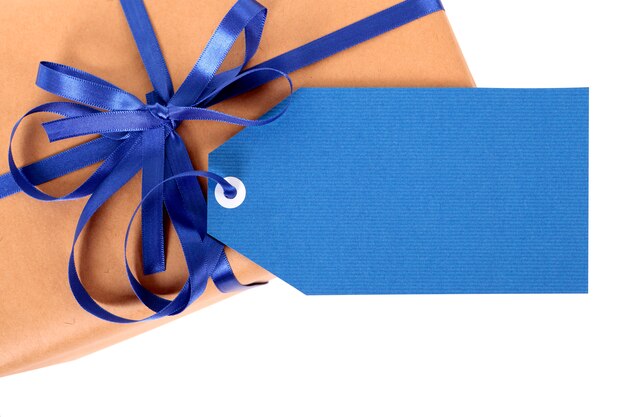 Emballage Ou Colis De Papier Brun Uni, étiquette-cadeau Bleue Ou étiquette Et Ruban