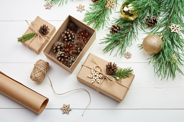 Emballage et décoration de cadeaux de Noël avec des branches de pin festives