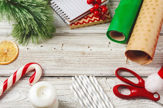 Emballage et décoration de Noël sur fond en bois avec espace de copie