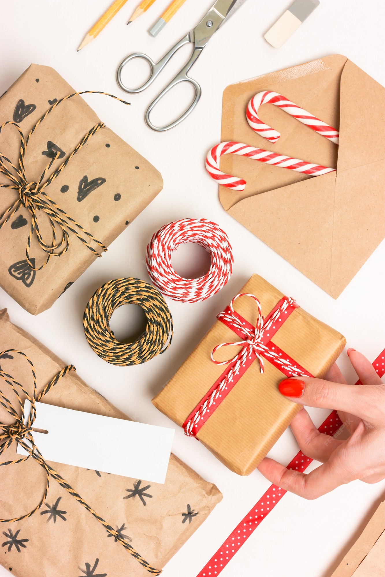 Emballage écologique De Cadeaux Pour Noël. Boîtes, Ficelle Rayée, Rubans,  Ciseaux, étiquettes, Enveloppe, Cannes De Bonbon. Disposition Des  Accessoires