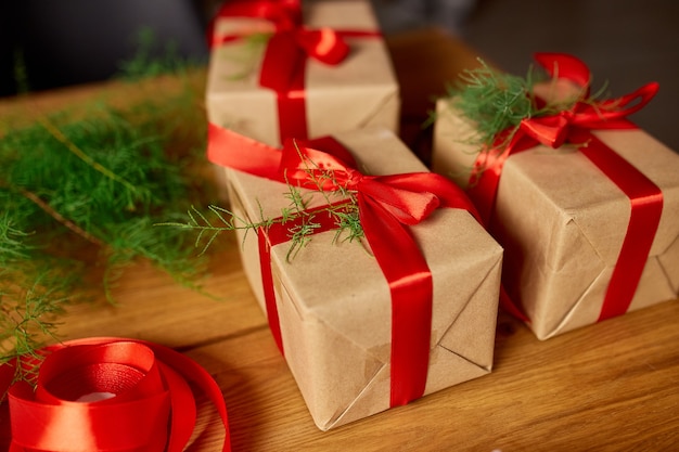 Emballage écologique de Noël en papier kraft et cadeaux de branches de sapin pour la saison des fêtes, Noël sur table en bois, décor écologique, coffret cadeau de Noël
