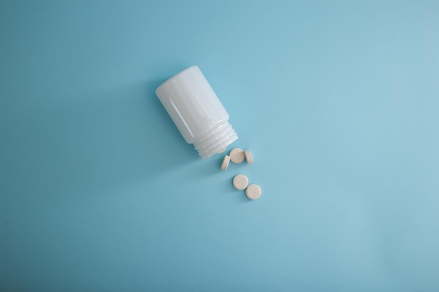 Emballage médical de pilules sur fond bleu un remède contre la maladie