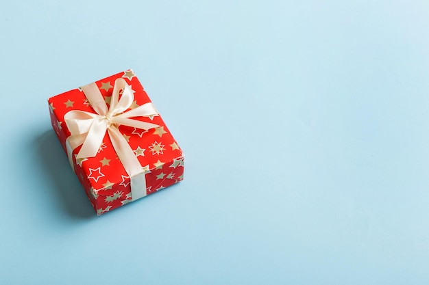 Emballage de Noël ou d'autres vacances faites à la main dans du papier avec un ruban de couleur Présenter la décoration de la boîte de cadeau sur la vue de dessus de table avec espace de copie