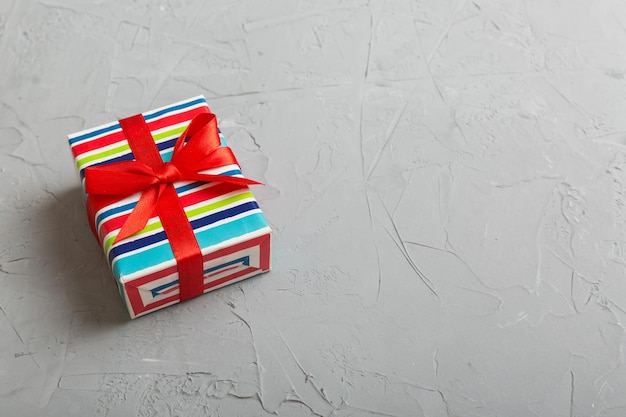 Emballage de Noël ou d'autres vacances faites à la main dans du papier avec un ruban de couleur Présenter la décoration de la boîte de cadeau sur la vue de dessus de table avec espace de copie