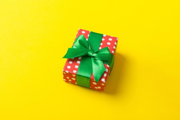 Emballage de Noël ou d'autres vacances faites à la main dans du papier avec un ruban de couleur Présenter la décoration de la boîte de cadeau sur la vue de dessus de table avec espace de copie