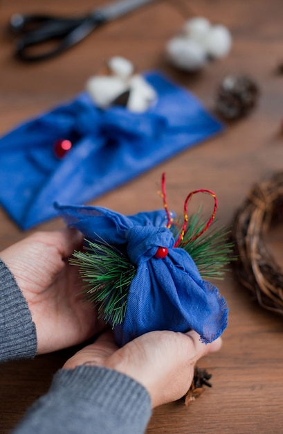 Emballage de Noël furoshiki. Cadeau de Noël ethnique.