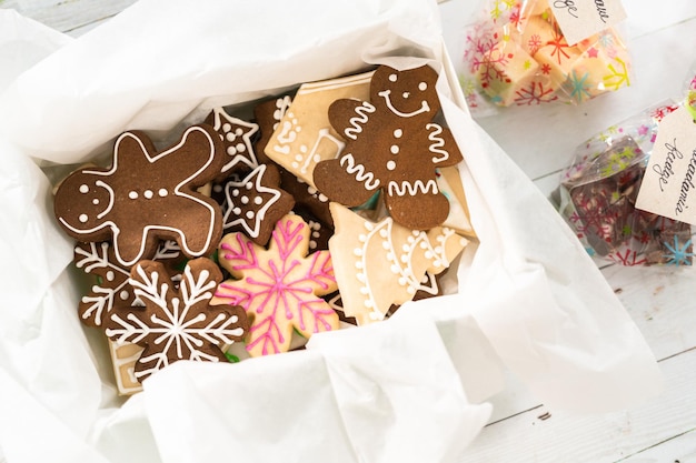 Emballage de pain d'épice fait maison et de biscuits de Noël au sucre pour les cadeaux.