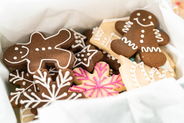 Emballage de pain d'épice fait maison et de biscuits de Noël au sucre pour les cadeaux.