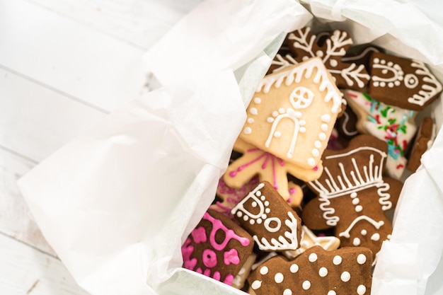 Emballage de pain d'épice fait maison et de biscuits de Noël au sucre pour les cadeaux.