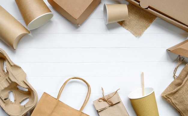 Photo emballage de papier alimentaire à partir de matériaux respectueux de l'environnement sur un tableau blanc