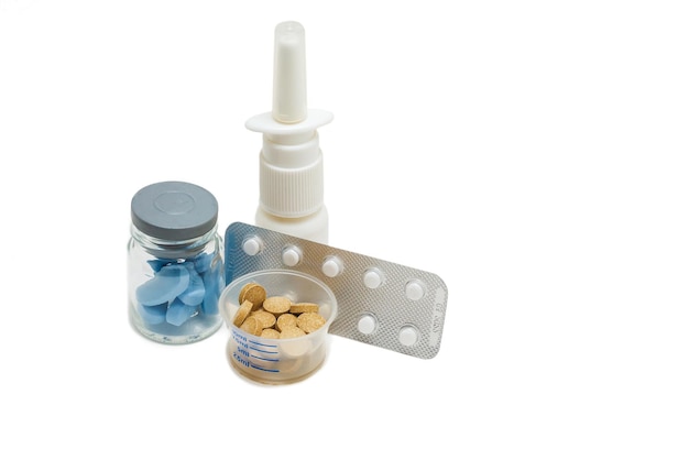 Emballage de pilules et fournitures médicales et spray nasal sur fond blanc