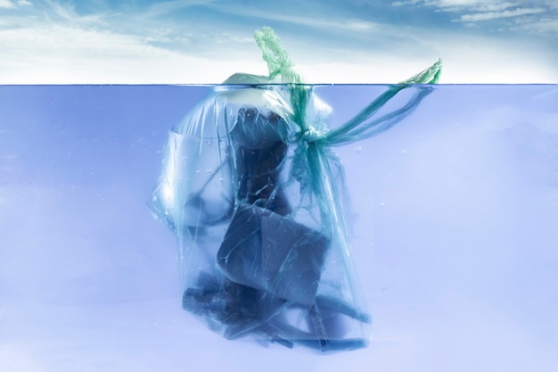 L'emballage En Plastique Contenant Des Déchets à L'intérieur Flotte Dans La Ligne Sous-marine De L'eau De Mer, Problème D'environnement De Décharge