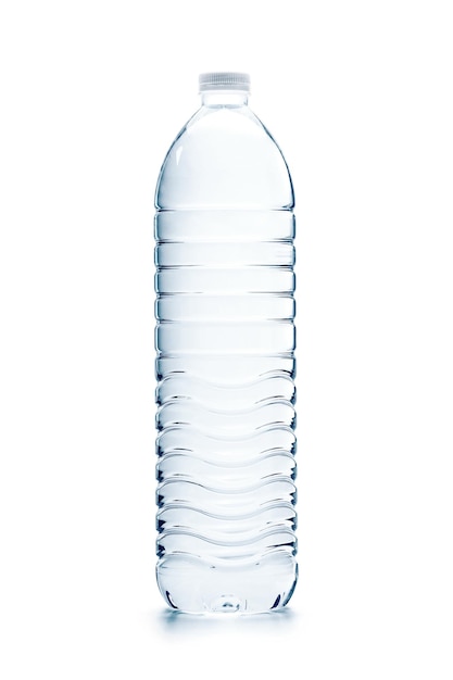 Photo emballage en plastique pet transparent d'eau potable isolé sur fond blanc