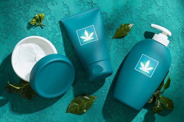 Photo emballage de produits cosmétiques avec motif de feuille de marijuana