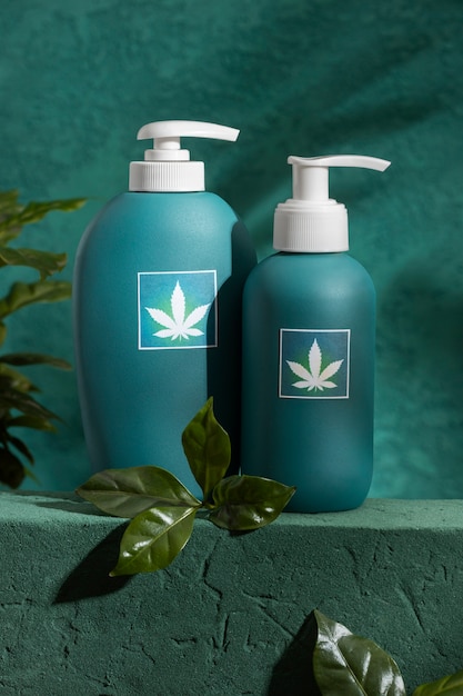 Emballage de produits cosmétiques avec motif de feuille de marijuana