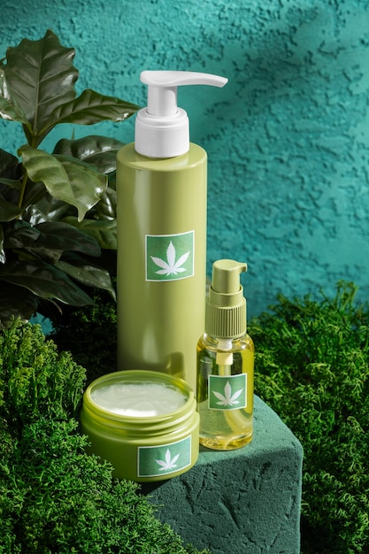 Emballage de produits cosmétiques avec motif de feuille de marijuana