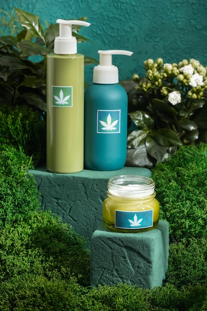 Emballage de produits cosmétiques avec motif de feuille de marijuana