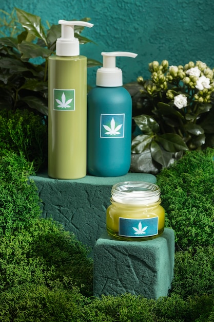 Photo emballage de produits cosmétiques avec motif de feuille de marijuana