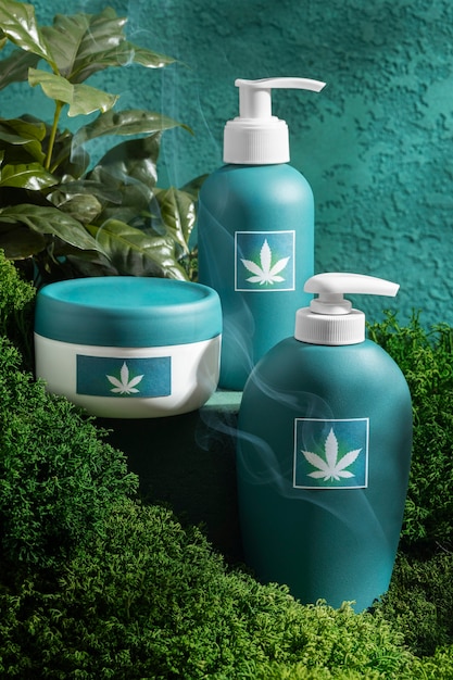 Photo emballage de produits cosmétiques avec motif de feuille de marijuana