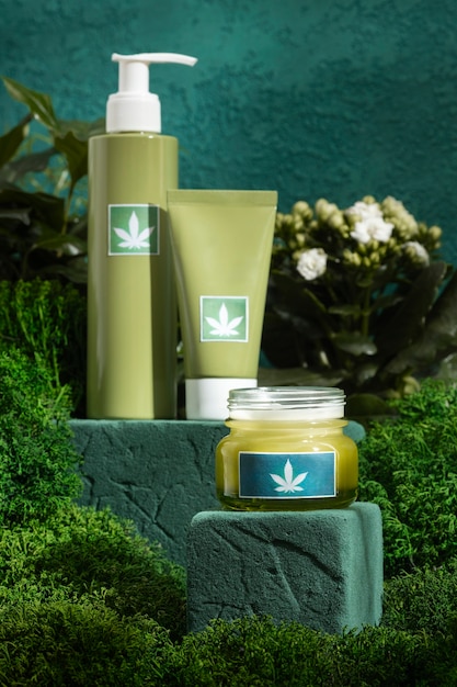 Emballage de produits cosmétiques avec motif de feuille de marijuana