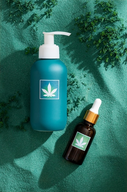 Emballage de produits cosmétiques avec motif de feuille de marijuana