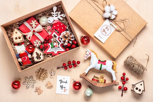 Photo emballage de soins faits à la main coffret cadeau saisonnier avec jouets décor de noël sur table