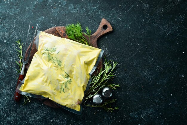 Emballage sous vide Ailes de poulet crues marinées à la sauce moutarde Vue de dessus Espace libre pour votre texte