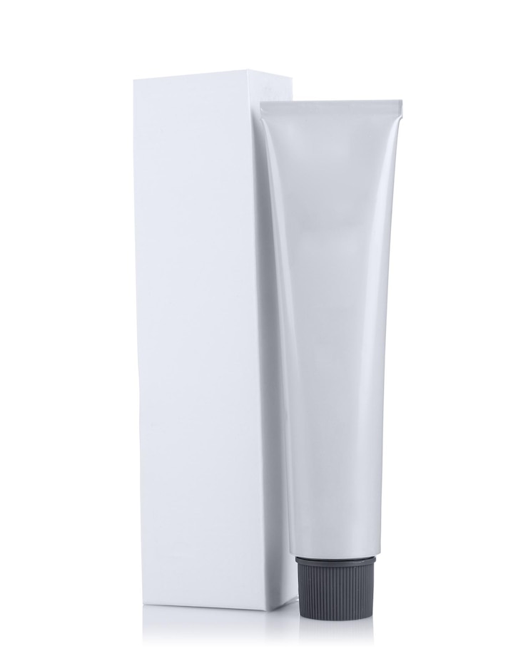 Photo emballage et tube avec teinture capillaire isolée sur blanc