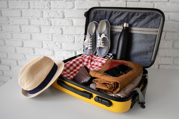 Emballage des valises de voyage et des préparatifs