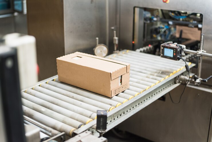 Emballage d'une variété de produits en carton dans une boîte en carton. travailler à l'usine. sans personne