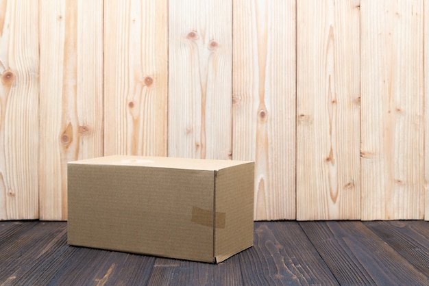 Emballage vide boîte en carton brun ou un plateau sur fond en bois