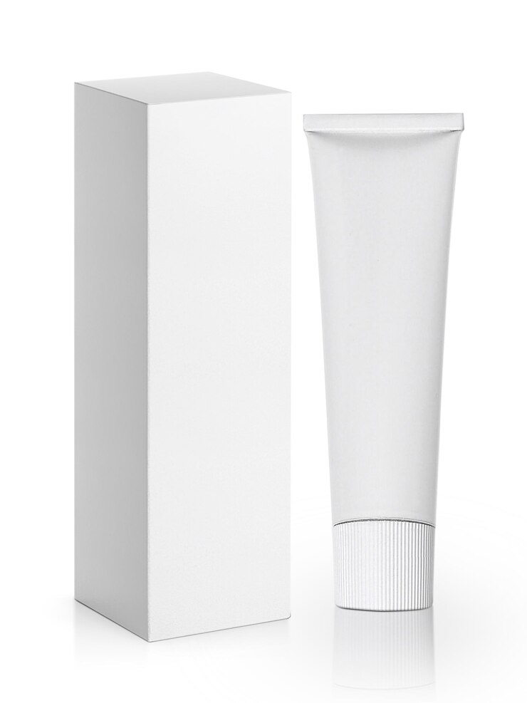 Photo emballage vierge et tube en aluminium pour produit crème isolé sur fond blanc