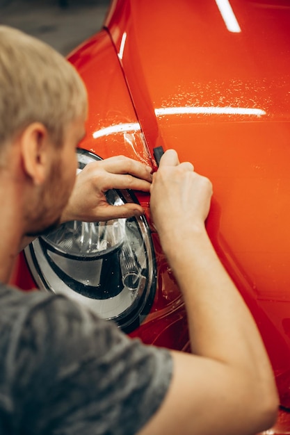 Emballage de voiture avec du papier d'aluminium au service de voiture