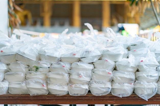 Les emballages alimentaires en mousse asiatique sont préparés dans un sac en plastique pour être donnés aux gens