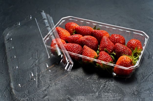 Emballages en plastique de fraises.